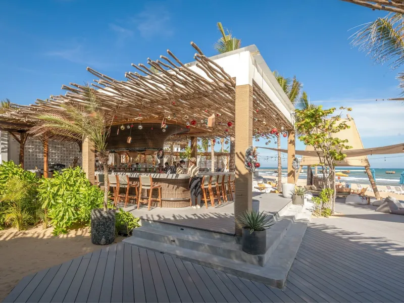 Quầy bar sát biển tại Aloha Beach Club NovaWorld