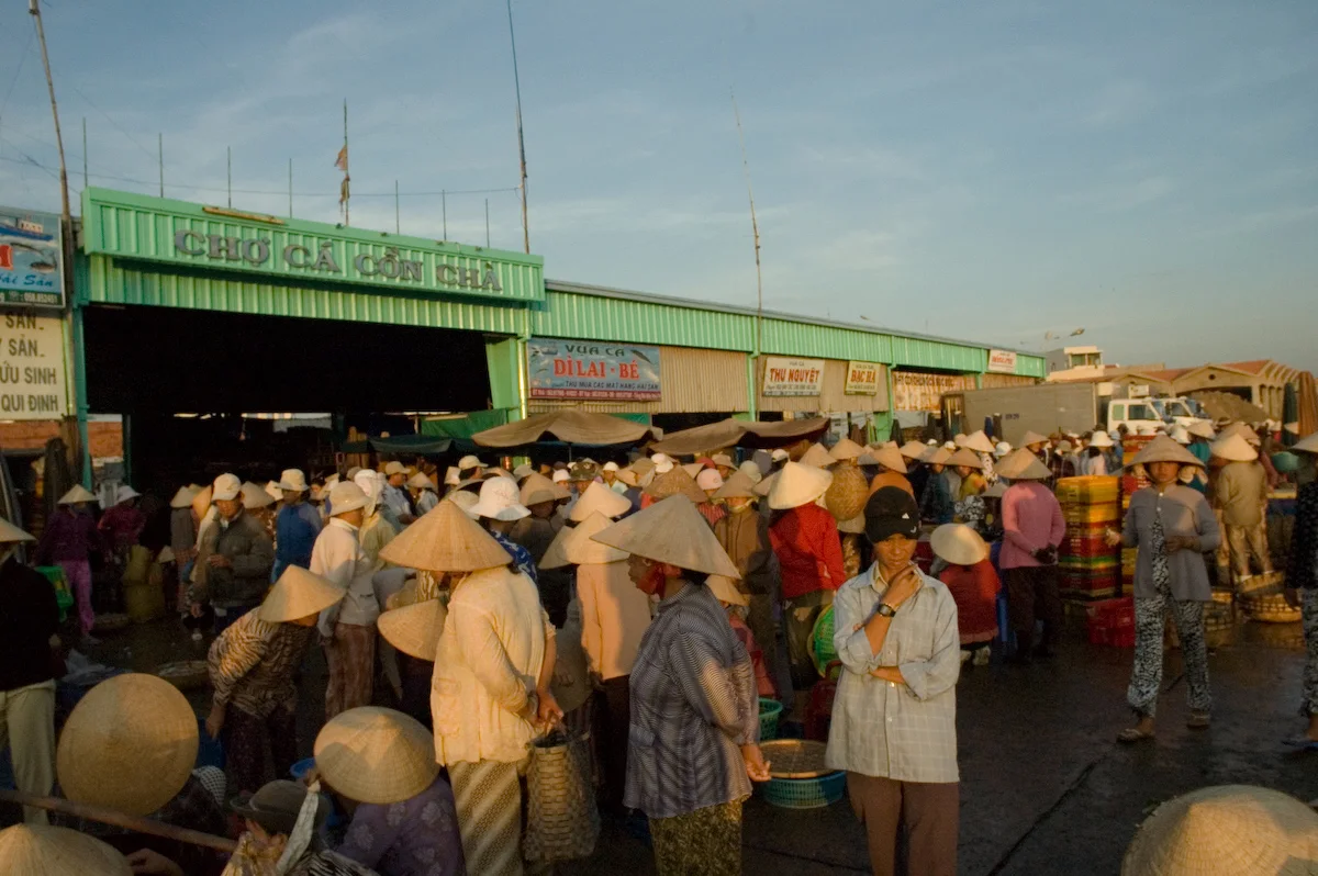Chợ cá Cồn Chà Phan Thiết đông người lúc sáng sớm