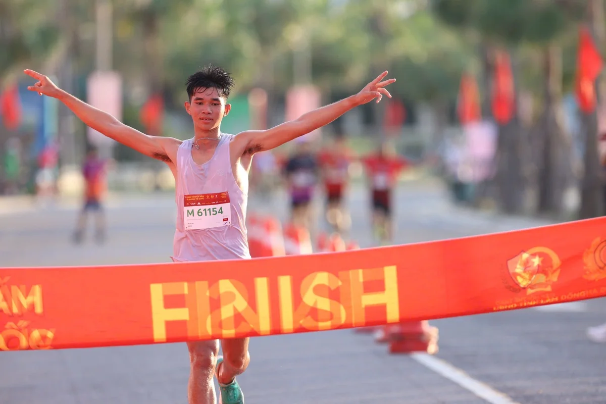 Phạm Minh Thi về đích vô địch cự ly 10km nam