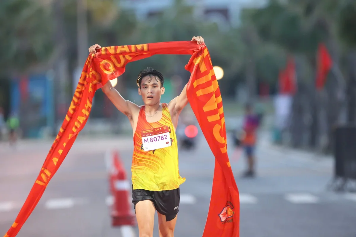 Bùi Văn Dũng phá băng về đích cự ly 21km nam