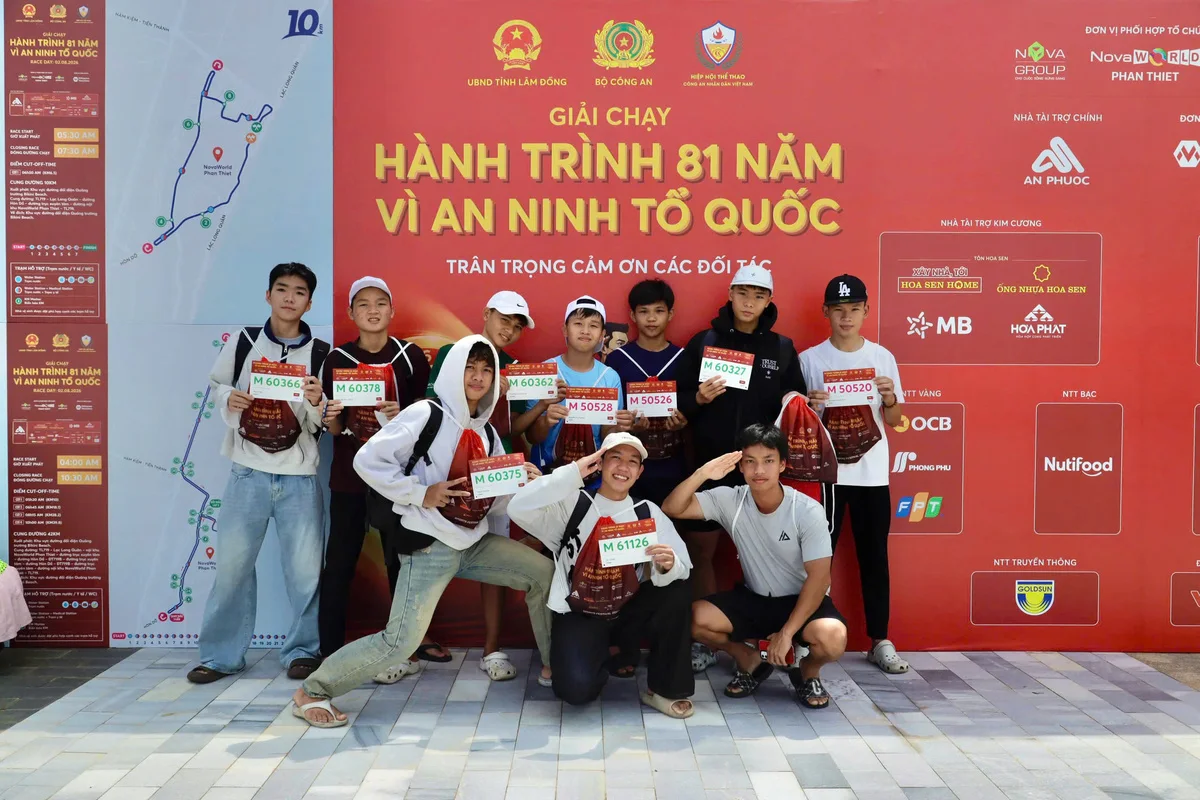 Vận động viên nhận bib giải Hành trình 81 năm tại Quảng trường Bikini Beach ngày 1/8/2026