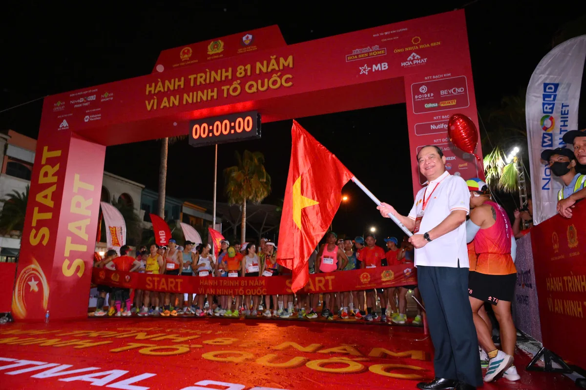 Thiếu tướng Lê Xuân Đức phất cờ xuất phát cự ly 42km