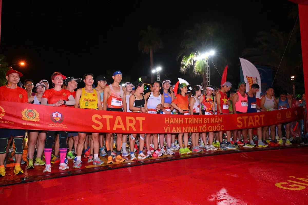 Vận động viên xếp hàng sau dải băng START trước giờ xuất phát 42km