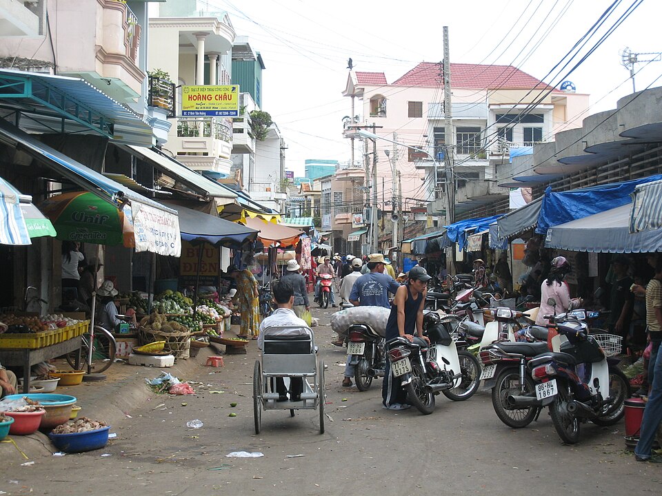 Bên trong khu chợ Phan Thiết với các dãy sạp hàng