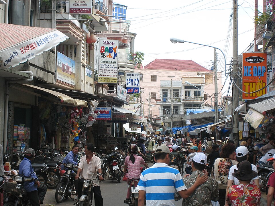 Quang cảnh mua bán tại chợ Phan Thiết