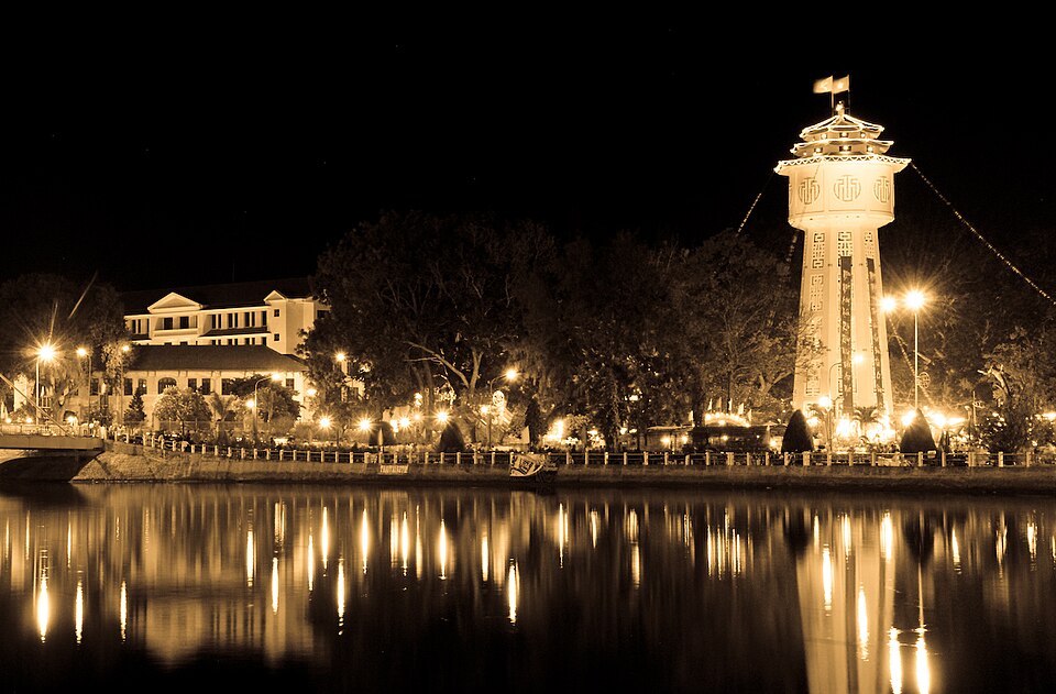 Sông Cà Ty Phan Thiết về đêm với ánh đèn phản chiếu trên mặt nước