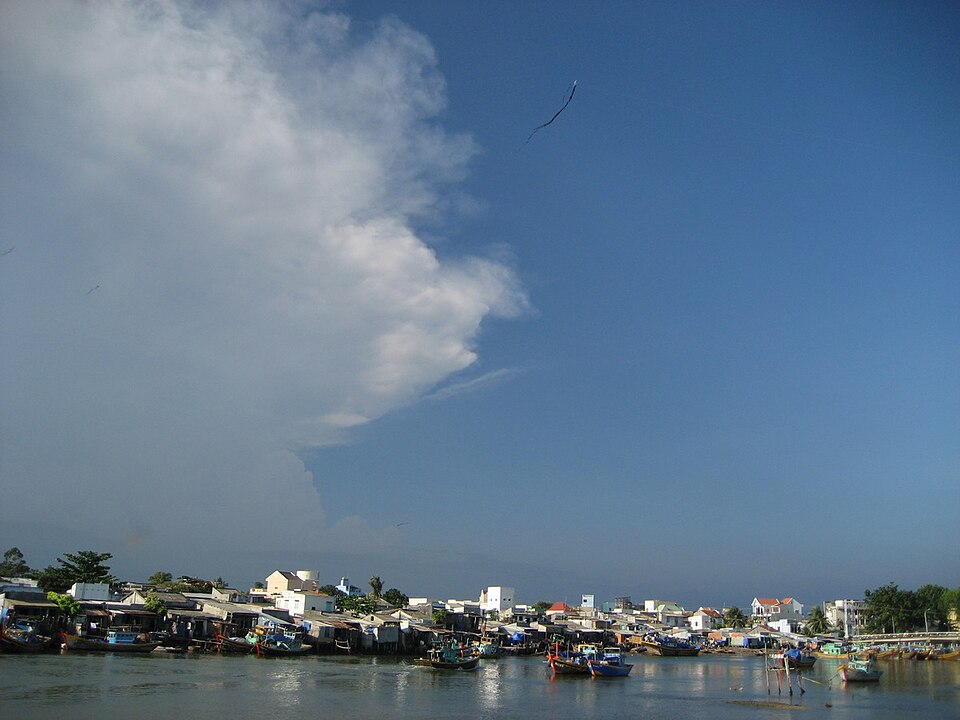 Sông Cà Ty chảy qua trung tâm Phan Thiết với thuyền ghe đậu hai bên bờ
