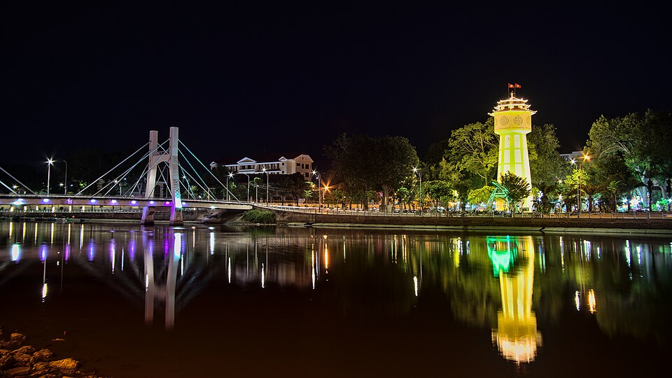 Tháp nước Phan Thiết và cầu Lê Hồng Phong bên sông Cà Ty