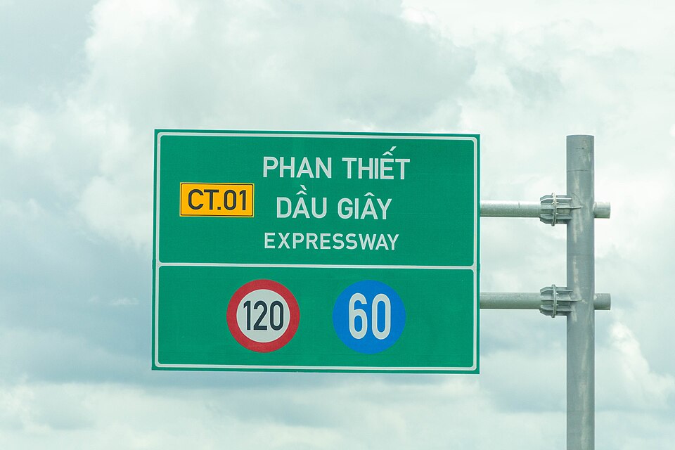 Biển báo trên cao tốc Phan Thiết – Dầu Giây