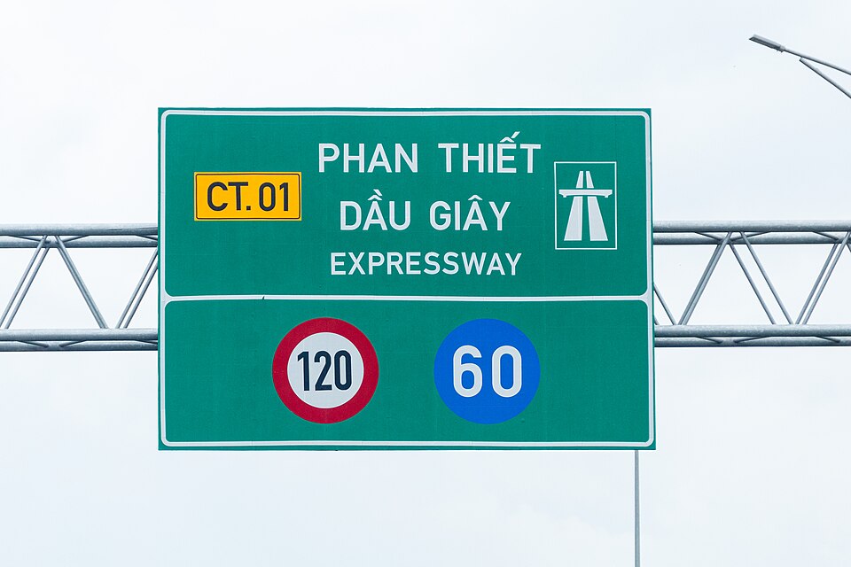 Biển báo trên tuyến cao tốc Dầu Giây – Phan Thiết