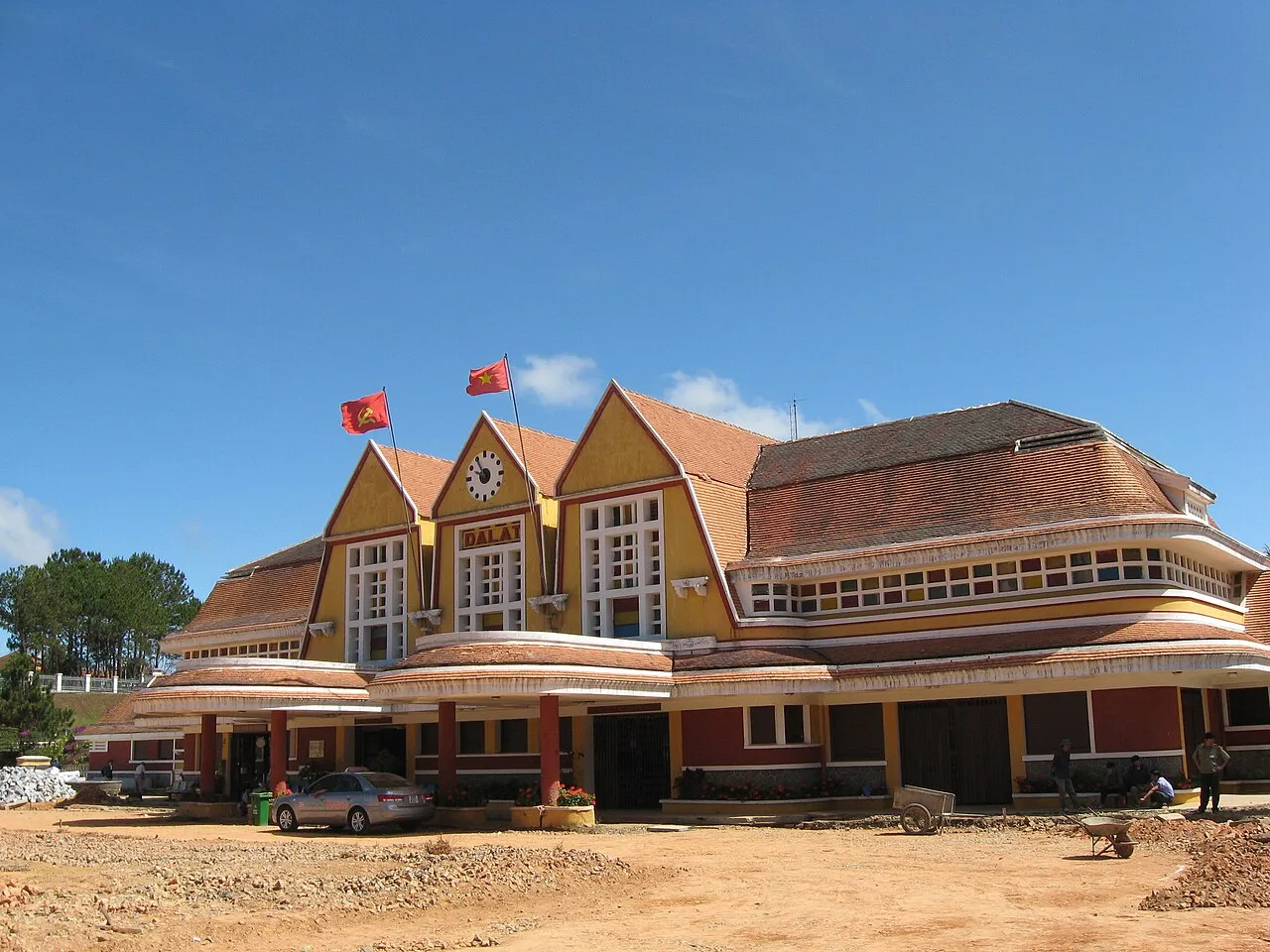 Nhà ga Đà Lạt với ba mái vòm nhọn