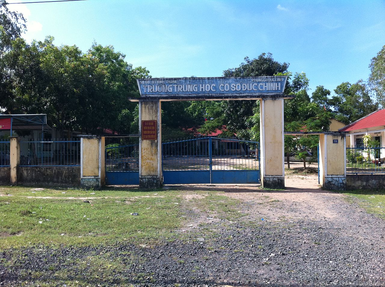Khu dân cư và trường học ở Đức Linh