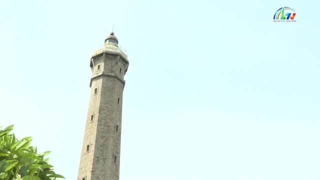 Tháp Hải đăng Kê Gà nhìn từ phía dưới