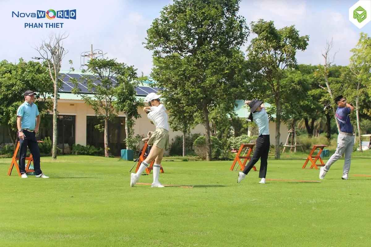 Các golfer trên sân trong một vòng đấu mùa giải 2025