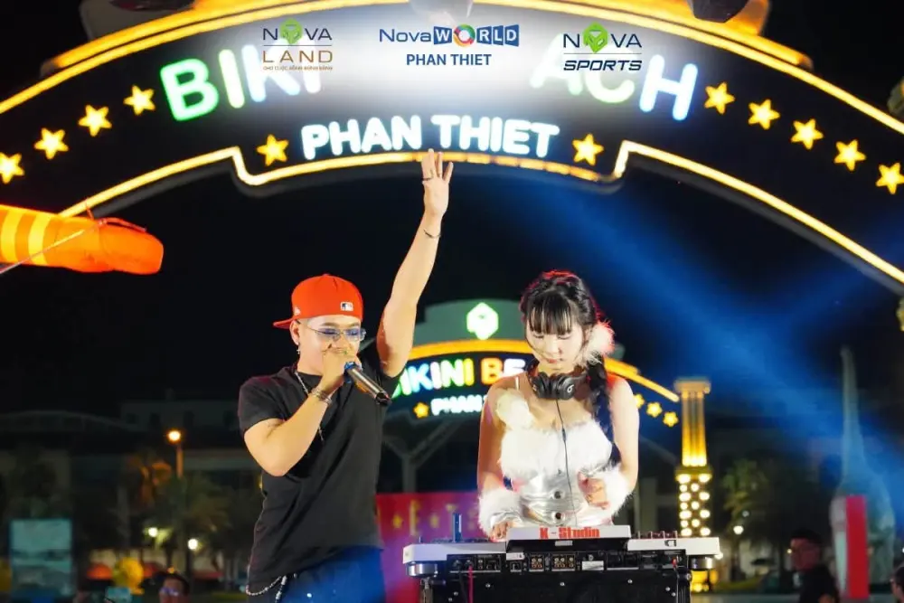 DJ và MC biểu diễn dưới cổng đèn neon Bikini Beach Phan Thiết về đêm