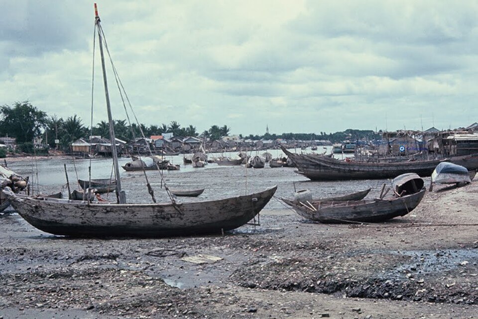 Ghe gỗ nằm trên bãi bùn sông Cà Ty lúc nước cạn năm 1967