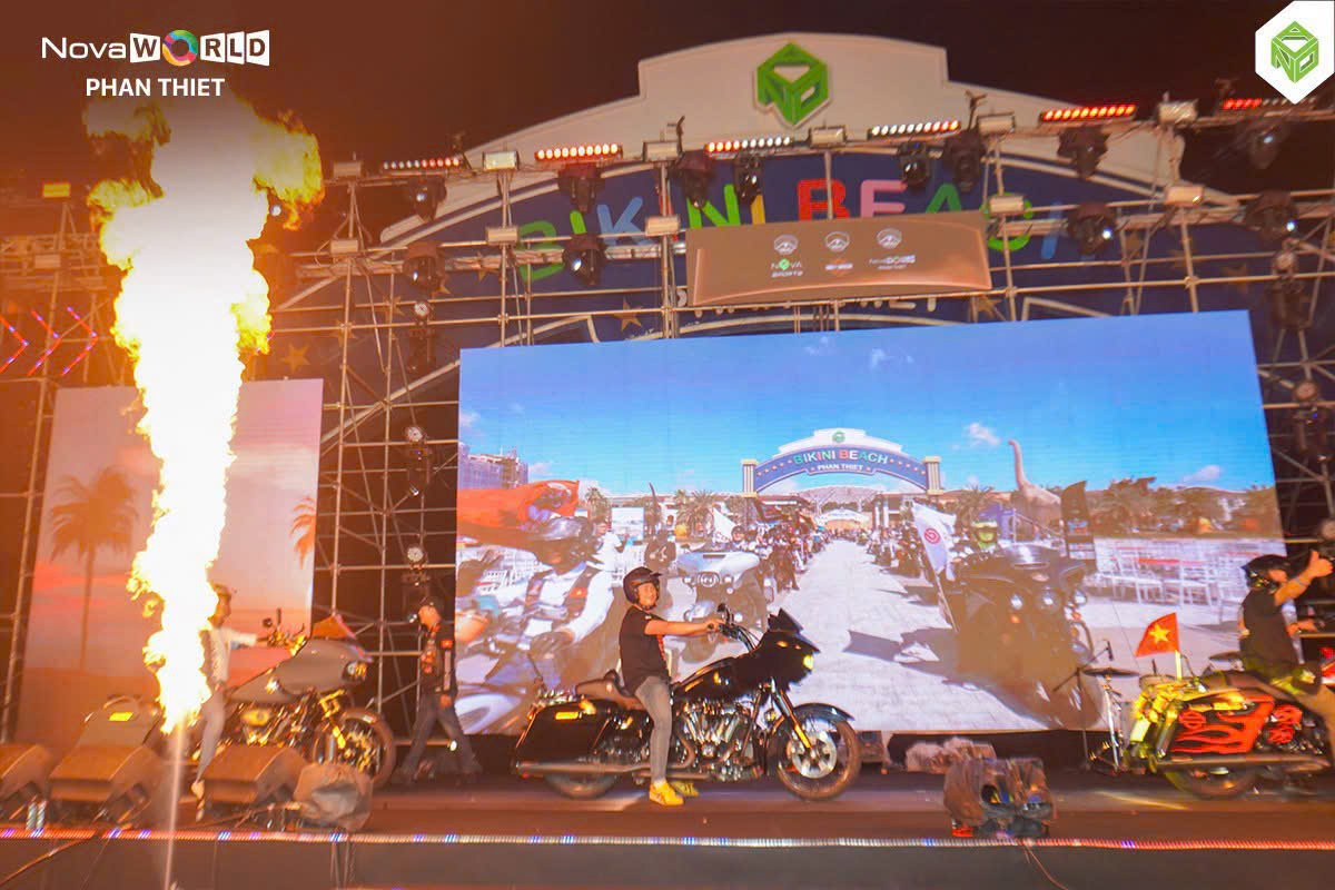 Hiệu ứng lửa và pháo sáng trên sân khấu đêm Gala Vietnam H.O.G. Rally 2026, biker cưỡi mô tô trình diễn trước màn hình LED lớn