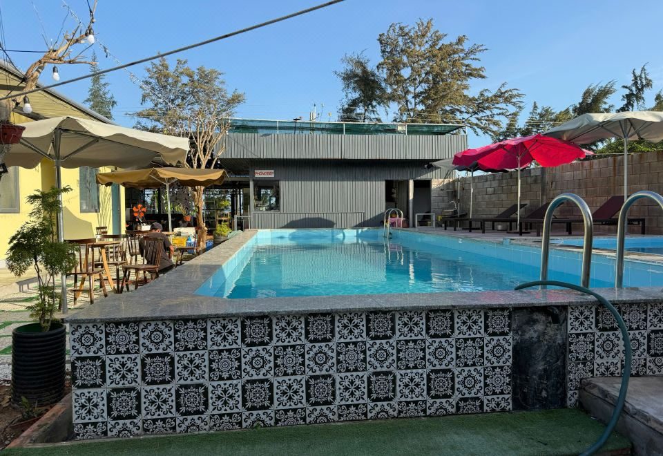 Hồ bơi và khu sân của Homestay Bích Huệ