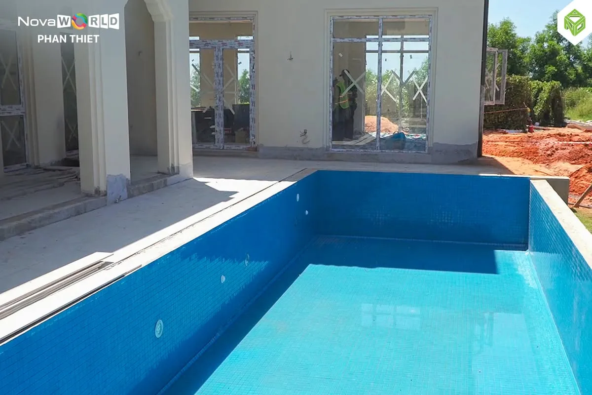 Hồ bơi riêng đã lát gạch hoàn thiện tại biệt thự VIP Ocean Villa NovaWorld Phan Thiết