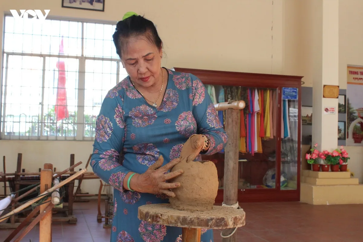 Nghệ nhân Chăm trình diễn nặn gốm tại Trung tâm Trưng bày văn hóa Chăm tỉnh Lâm Đồng