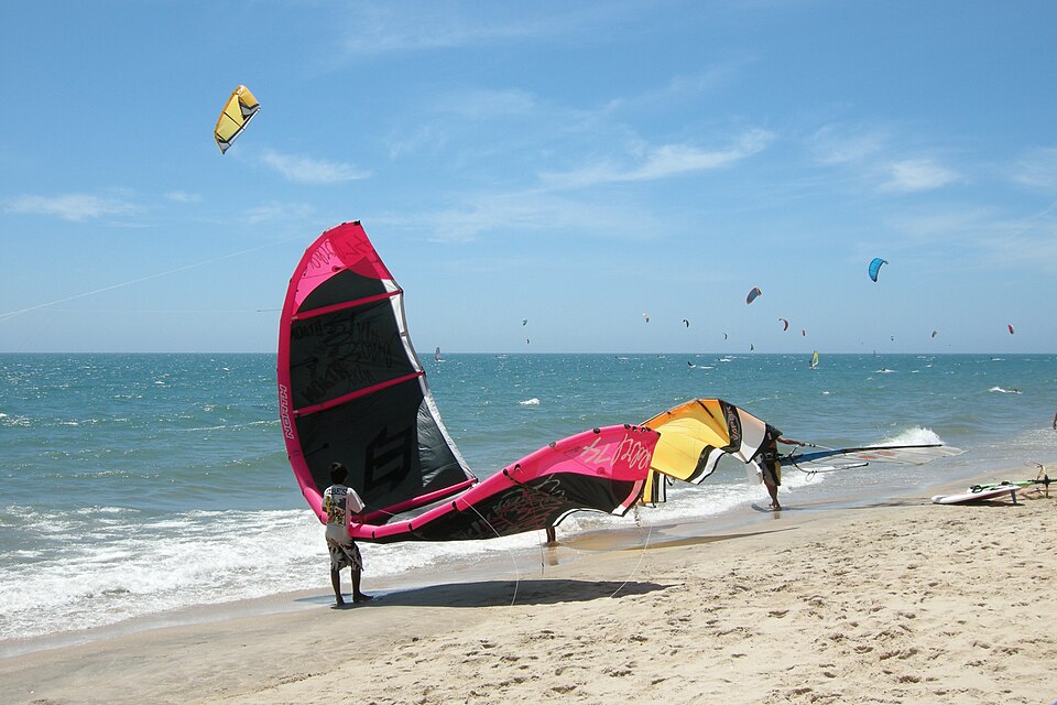Bãi biển Mũi Né với người chơi lướt ván diều