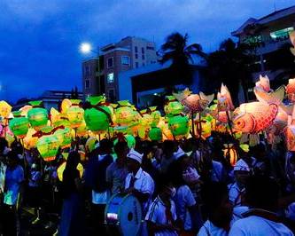 Đoàn rước đèn cá chép trong lễ hội Trung thu Phan Thiết