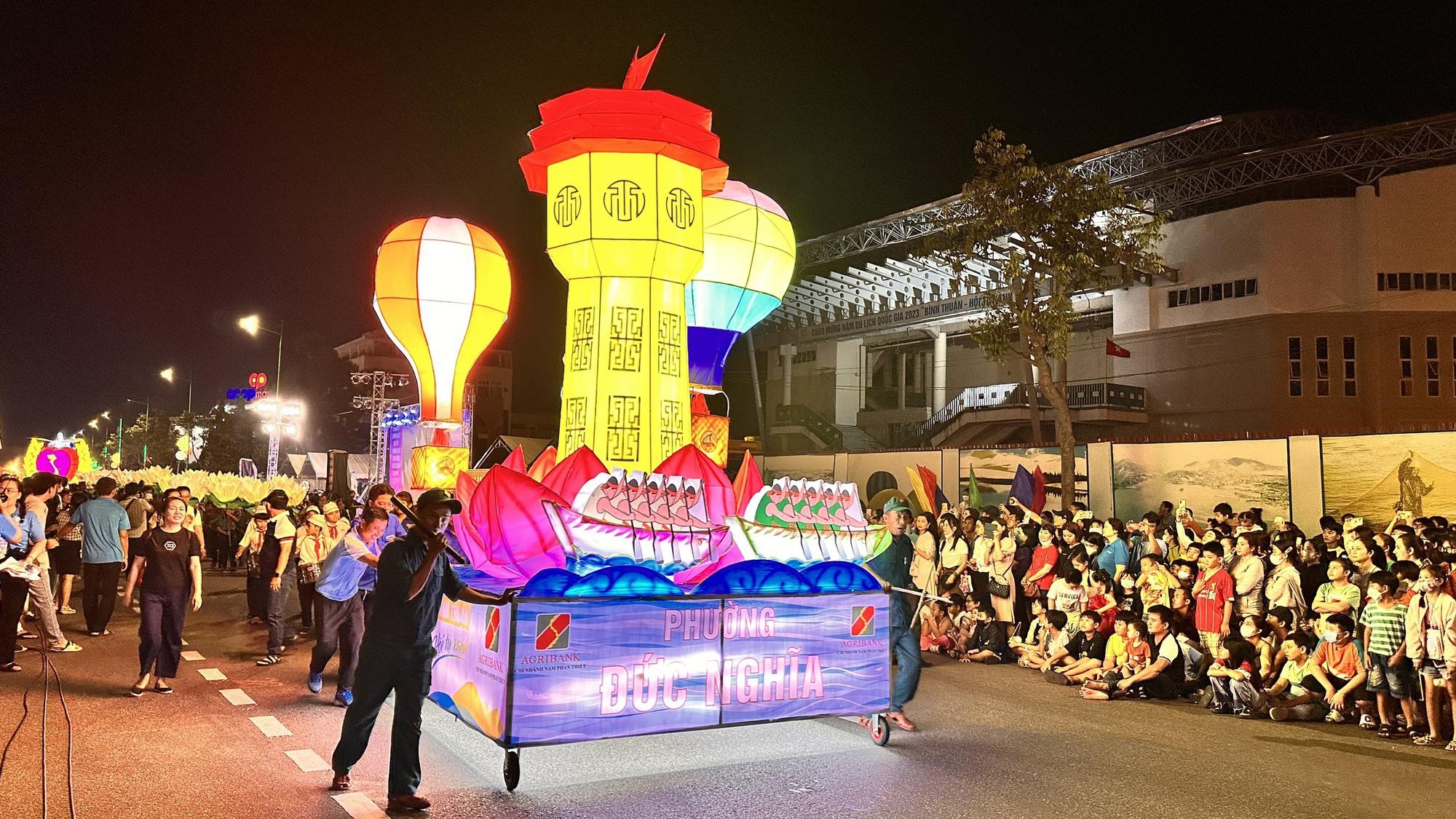Mô hình lồng đèn phường Đức Nghĩa hình Tháp nước Phan Thiết diễu phố đêm hội Trung thu