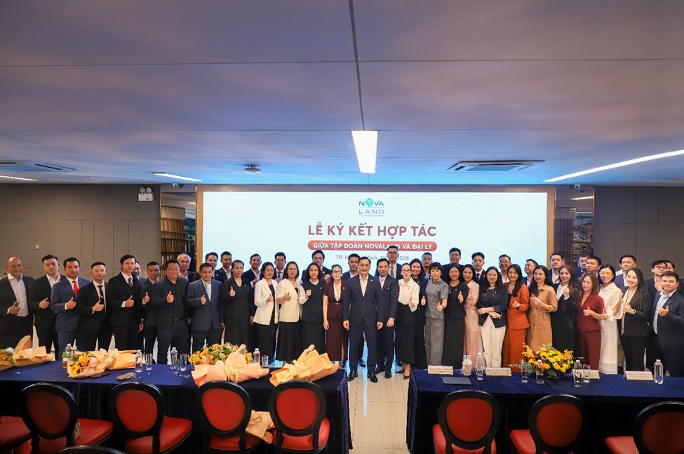 Đại diện các đại lý phân phối chụp ảnh chung tại Lễ ký kết hợp tác với Tập đoàn Novaland