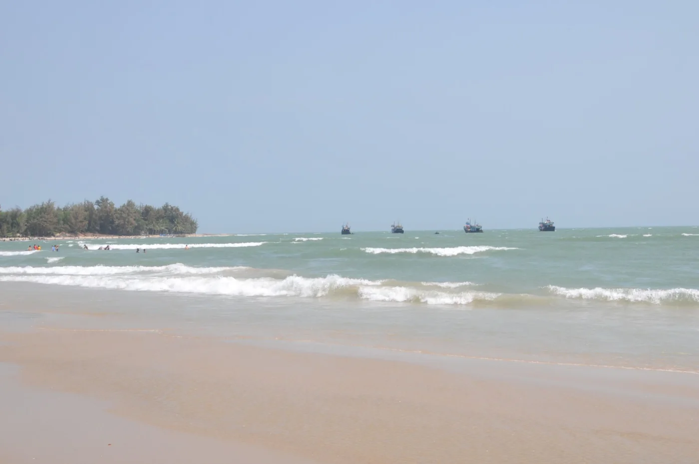 Bãi biển La Gi với thuyền cá neo ngoài khơi