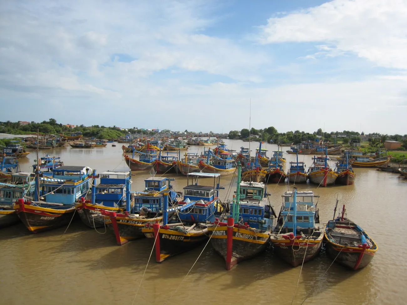 Thuyền cá neo tại cảng Phan Thiết