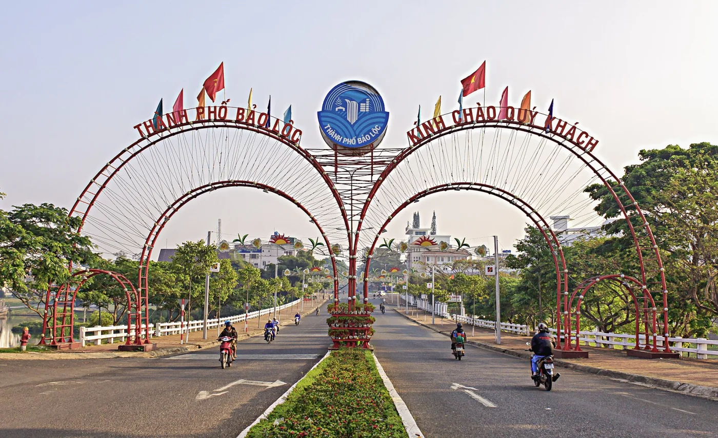 Cổng chào thành phố Bảo Lộc trên quốc lộ 20