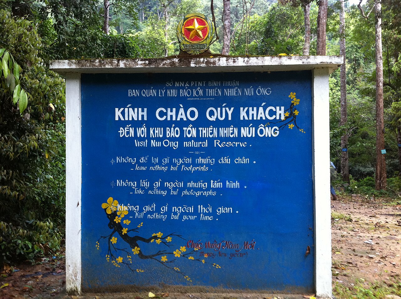 Bảng chào khu bảo tồn thiên nhiên Núi Ông giữa rừng