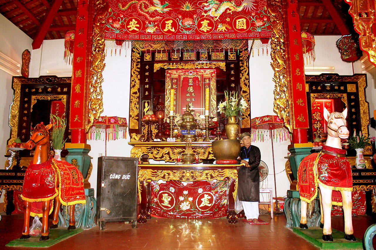 Không gian bên trong Dinh Thầy Thím