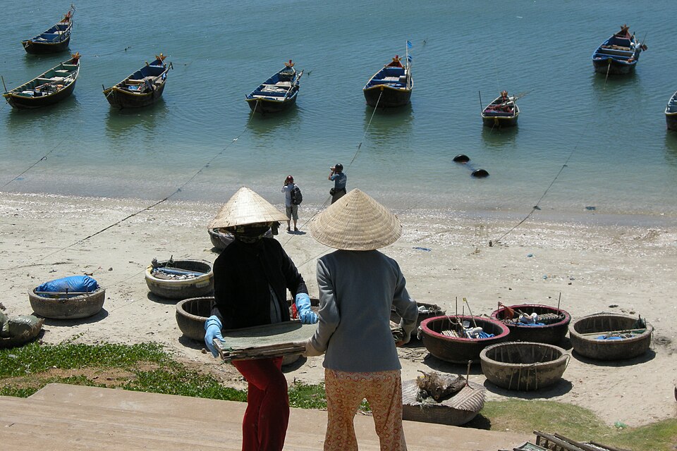 Bến cá Mũi Né lúc thuyền về