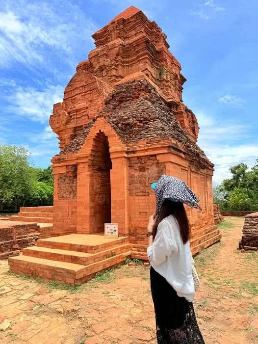 Cụm tháp Po Sah Inư và lối gạch dẫn lên tháp