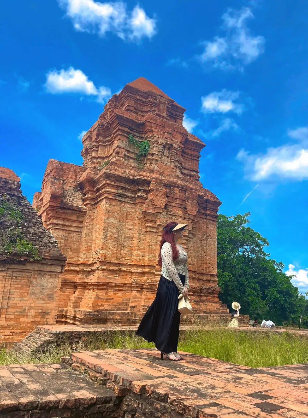 Tháp chính Po Sah Inư nhìn từ chân tháp