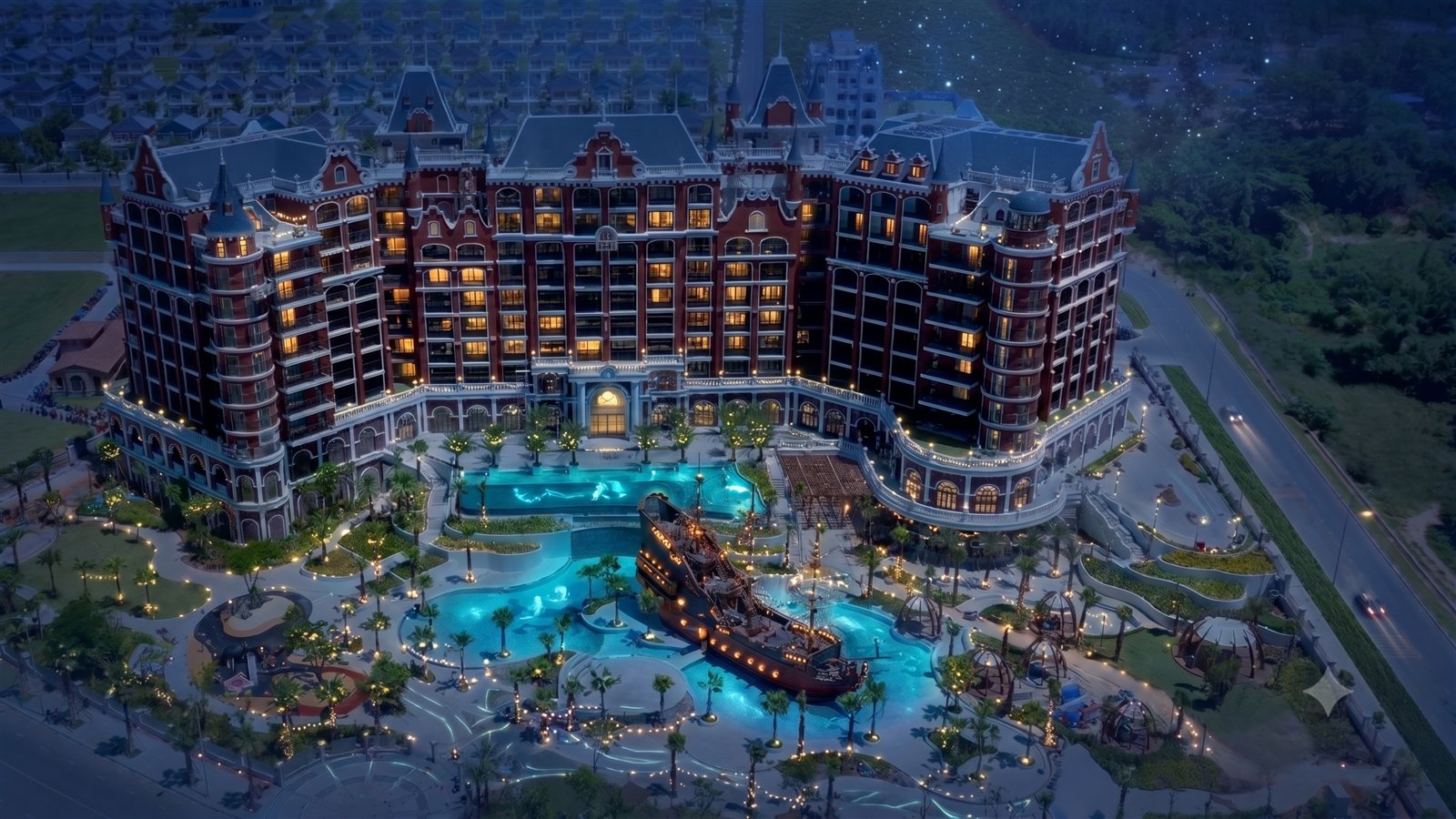 Toàn cảnh Mövenpick Resort Phan Thiết về đêm với hồ bơi tàu cướp biển