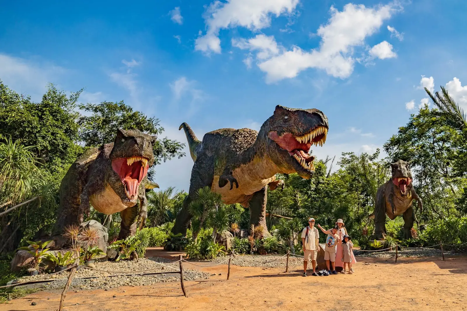Ba mô hình khủng long T-Rex tại Dino Park NovaWorld Phan Thiết