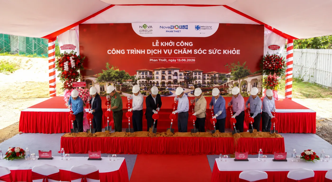 Lễ khởi công với phông đỏ ghi Lễ khởi công công trình dịch vụ chăm sóc sức khoẻ, Phan Thiết ngày 13.06.2026