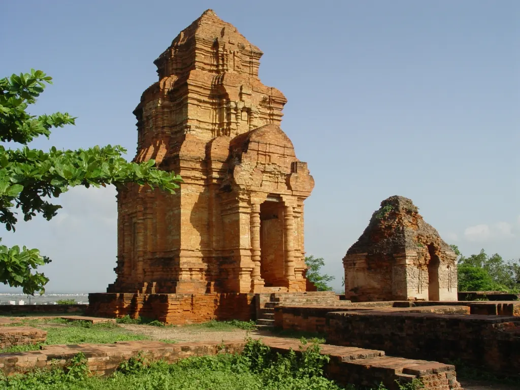 Cụm tháp Chăm Po Sah Inư trên đồi nhìn xuống thành phố Phan Thiết