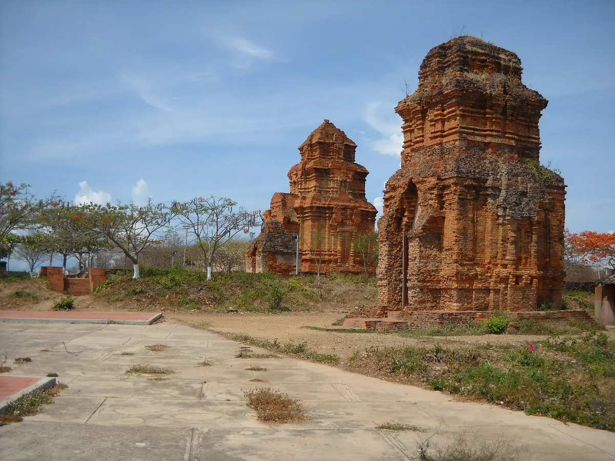 Tháp phụ trong cụm di tích Po Sah Inư