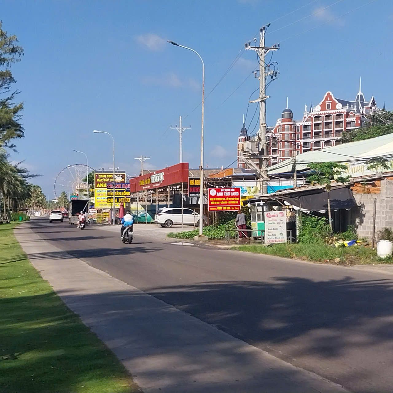 Trục đường Lạc Long Quân ven biển dẫn vào NovaWorld Phan Thiết