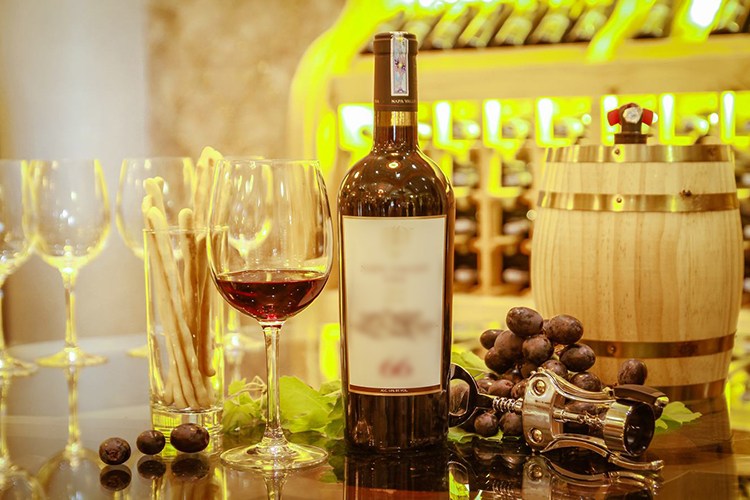 Ly rượu vang đỏ tại khu nếm rượu