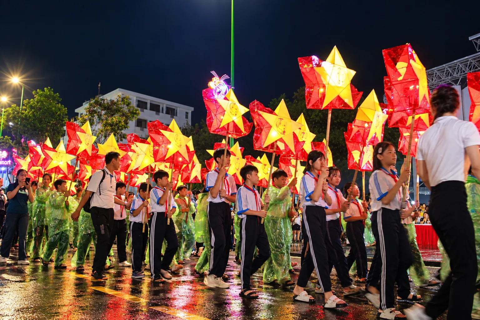 Các em đội viên cầm đèn ngôi sao đỏ vàng đi trên đường ướt mưa