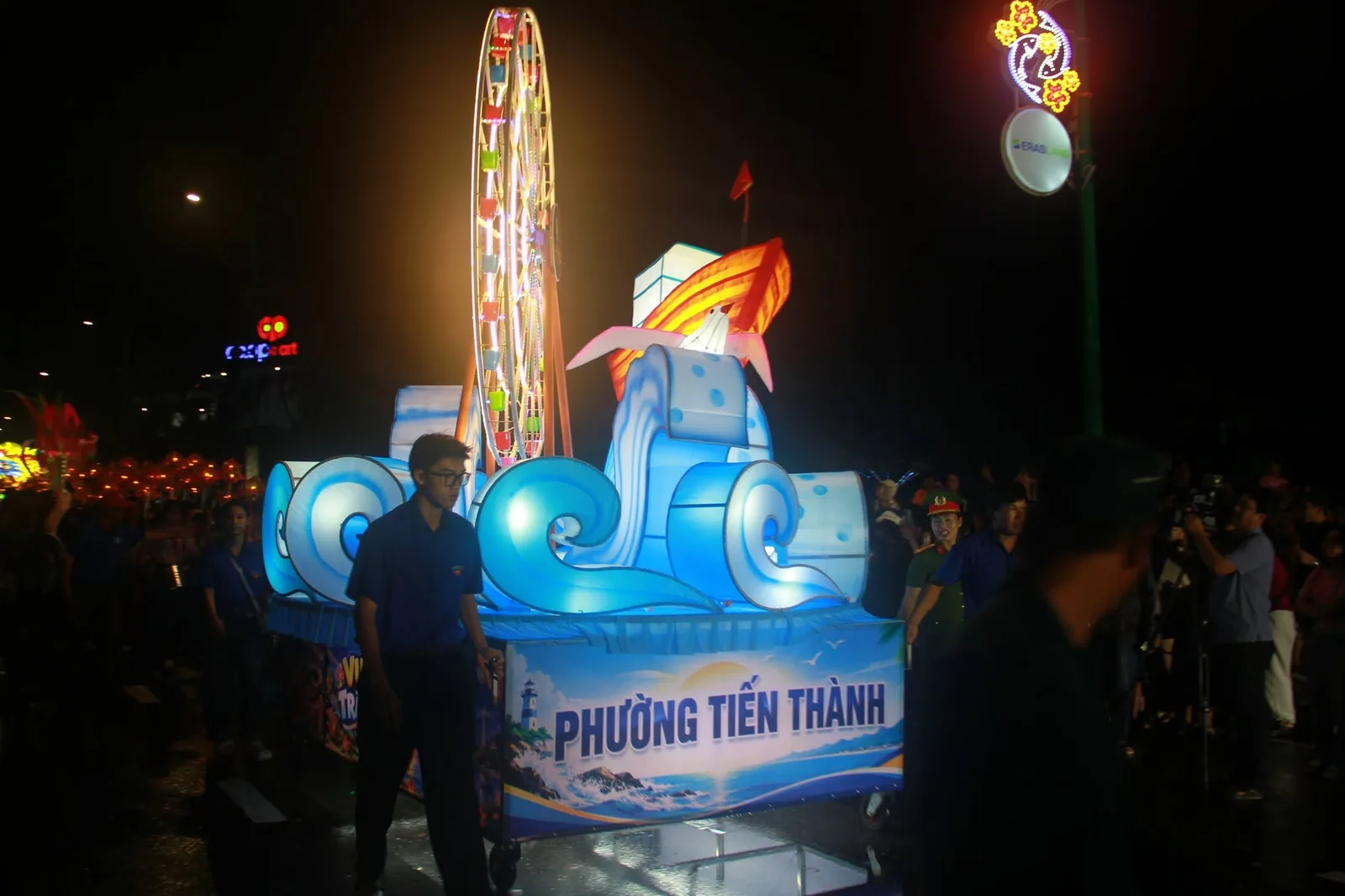 Cỗ đèn của phường Tiến Thành với sóng biển và vòng quay