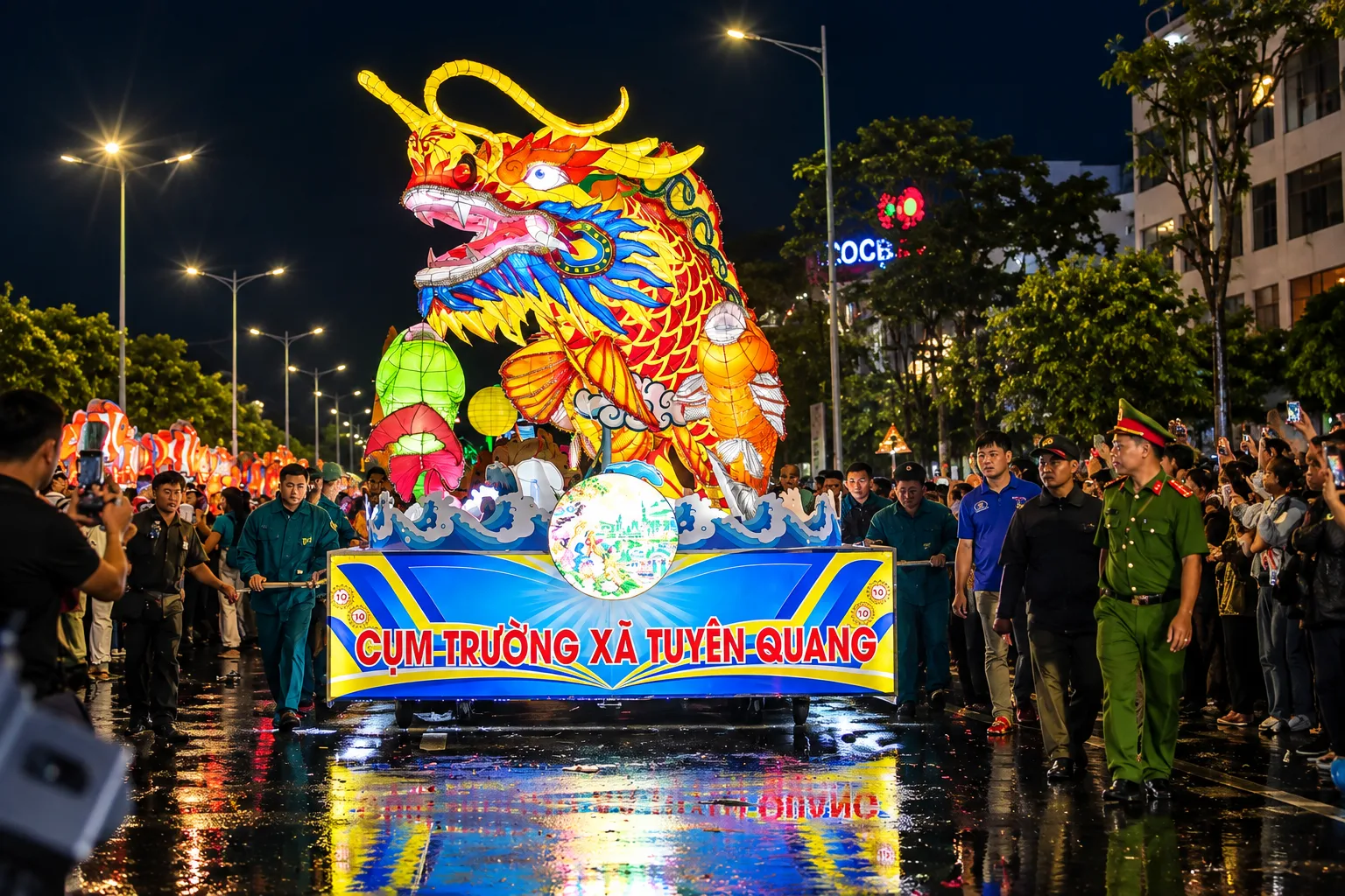 Cỗ đèn rồng của cụm trưởng xã Tuyên Quang