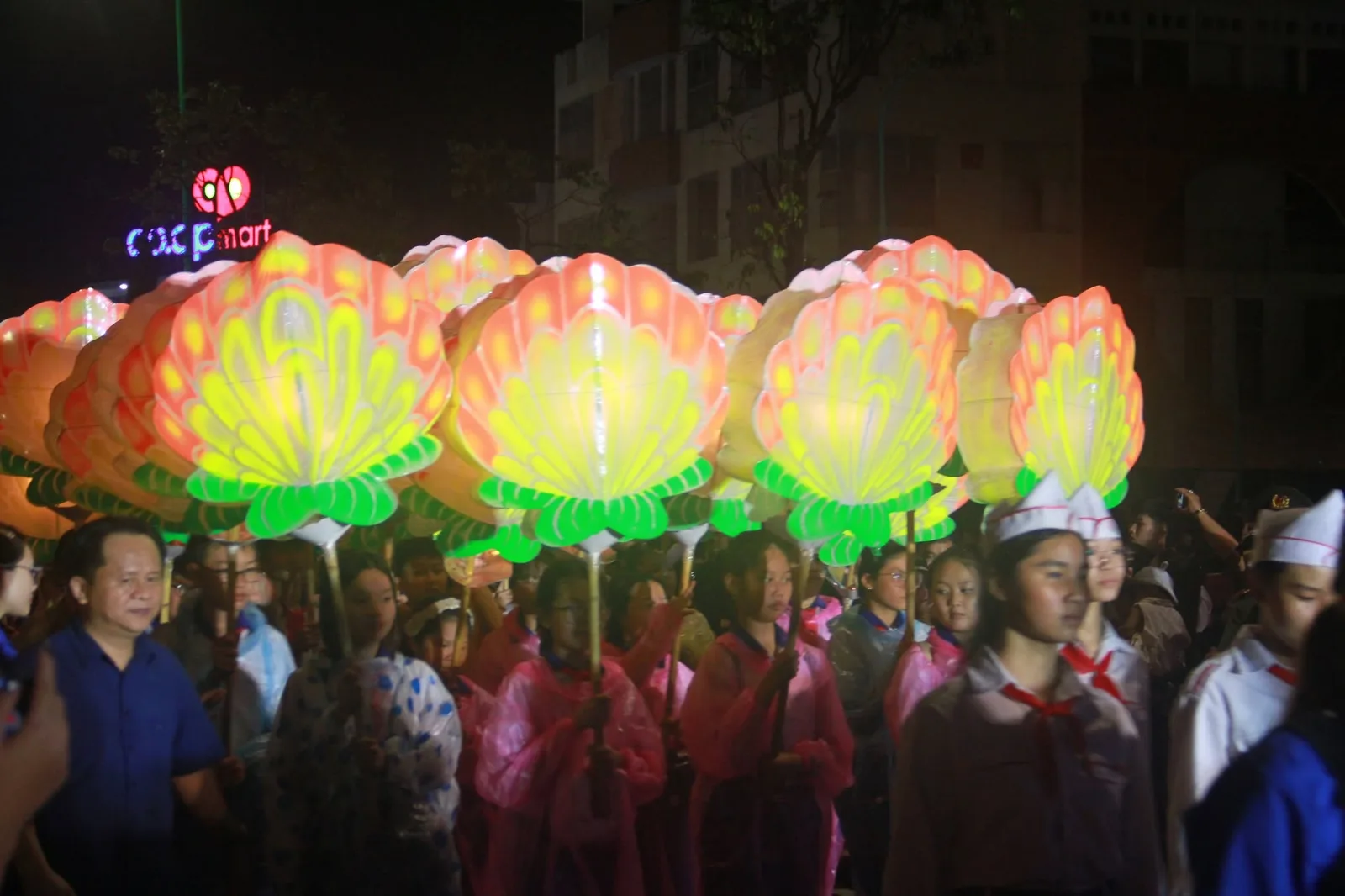 Hàng đèn hoa sen do học sinh cầm trong đoàn rước