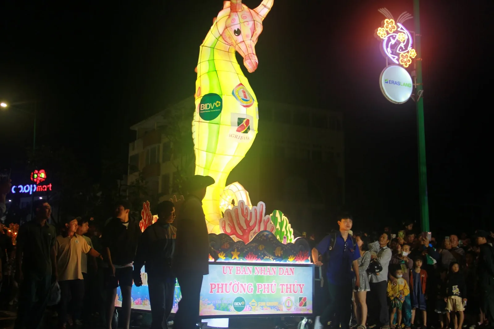 Cỗ đèn hình cá ngựa của phường Phú Thủy