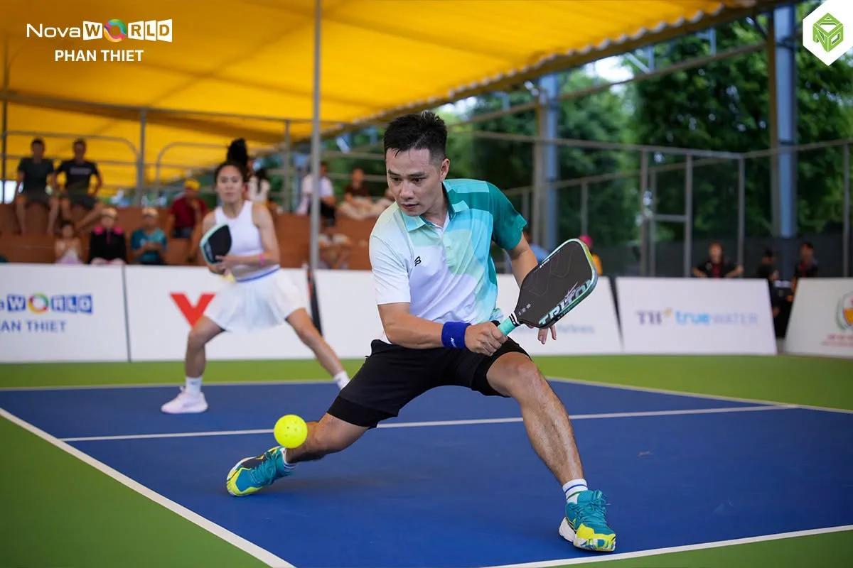 Vận động viên đổ người cứu bóng tại Giải Pickleball Công an Nhân dân khu vực phía Nam 2026