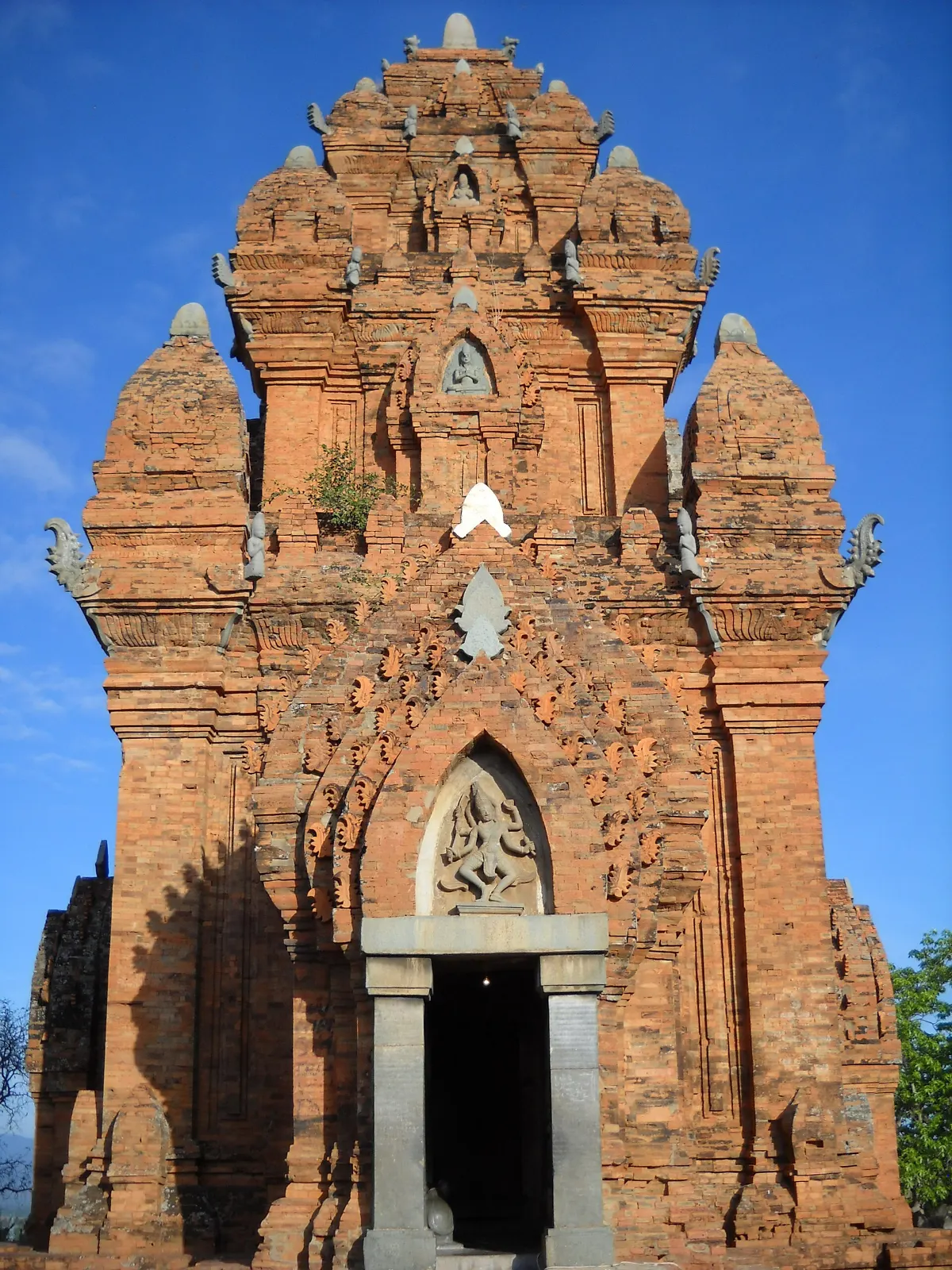 Tháp Po Klong Garai ở Phan Rang để so sánh với Po Sah Inư